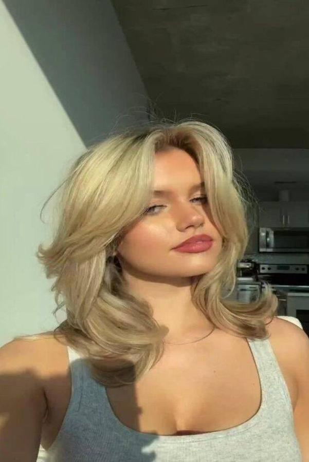Es el corte de pelo para media melena más viral en redes sociales este 2023. El  butterfly cut  es perfecto para todo tipo de rostros, pero queda mucho mejor en pelo liso y fino, si quieres aumentar el volumen de tu melena. Este es un peinado a capas (más cortas por arriba) con flequillo cortina largo a la altura de los pómulos, que suele peinarse con rulos o cepillo de calor redondo para que quede con ese movimiento y cuerpo. El corte por excelencia de las supermodelos.