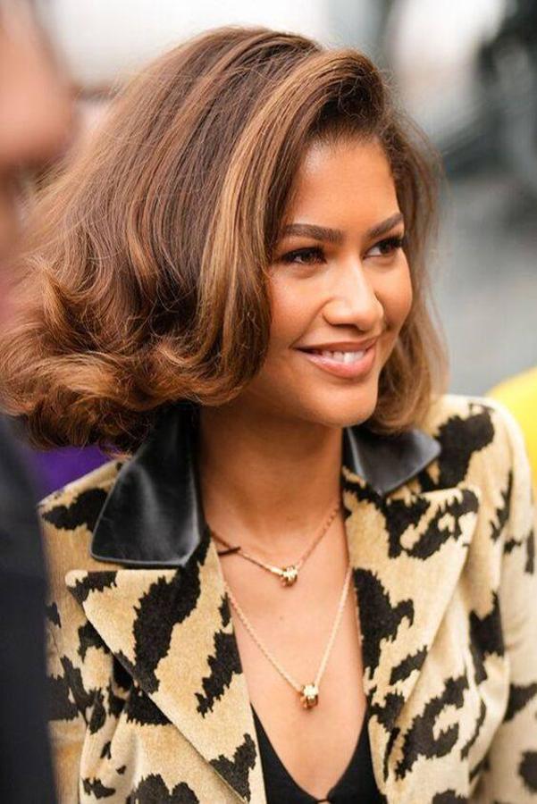 Es el  corte de pelo para media melena favorito de las actrices este 2023 . Una versión muy elegante del bob, con mucho volumen, cuerpo y movimiento ideal a cualquier edad. Este peinado queda a la altura o por debajo de la mandíbula y se realiza con capas invisibles para dar una sensación de mayor densidad a la melena.