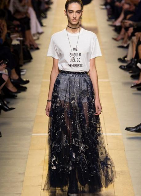 Imagen - La famosa camiseta feminista de Dior en el desfile primavera-verano 2017.