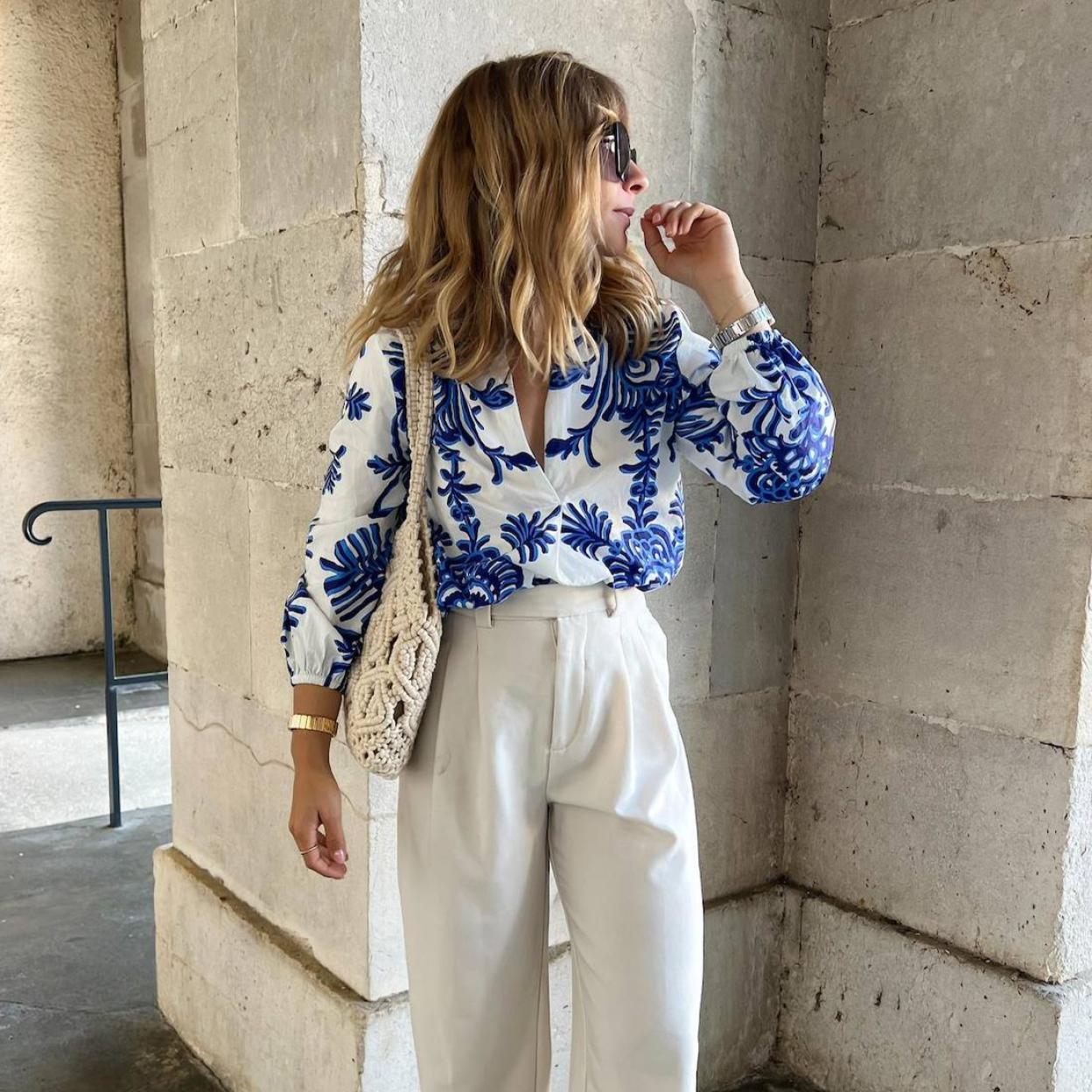 La influencer lleva una camisa estampada de verano