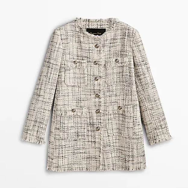 Imagen principal - La chaqueta de tweed de Massimo Dutti (89,95 euros), los zapatos bicolor de Pedro Miralles (119 euros) y los pantalones blancos de Ba&sh (225 euros).