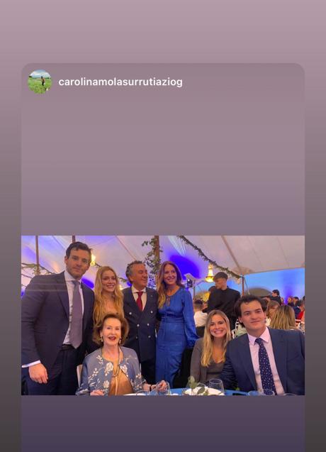 Imagen - Iñigo Onieva posa junto a su familia en la celebración de la empresa en la que trabaja su madre. (RR.SS.)