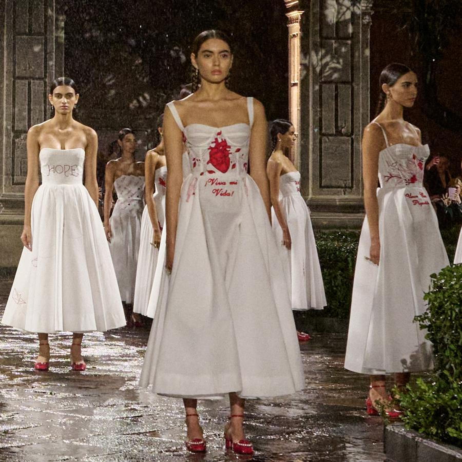 Todos los mensajes feministas de Maria Grazia Chiuri en el desfile de Dior en México