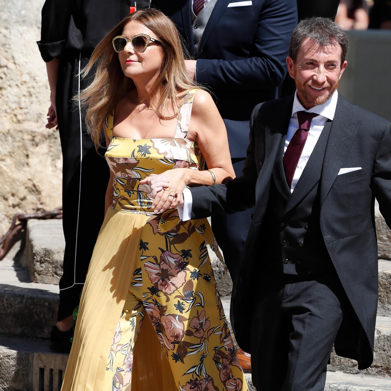 Laura Llopis y Pablo Motos, a su llegada a la boda de Sergio Ramos y Pilar Rubio en 2019. ¿Les invitarán a la suya Enrique Ponce y Ana Soria? 