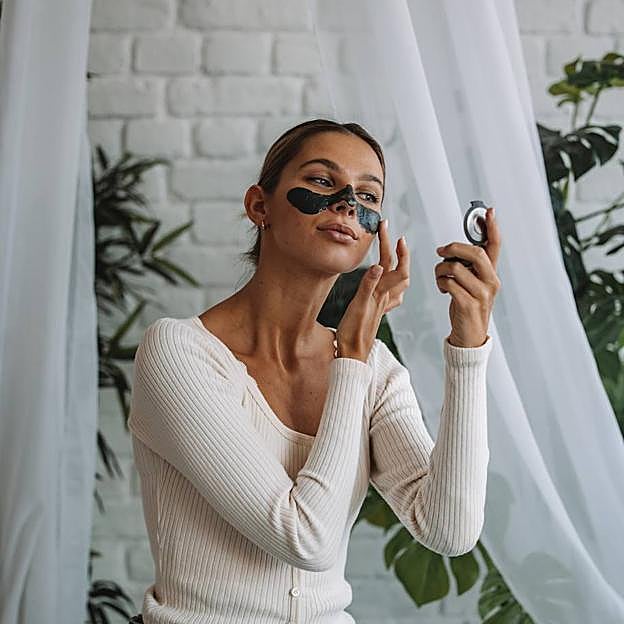 Modelo usando mascarilla de carbón activo