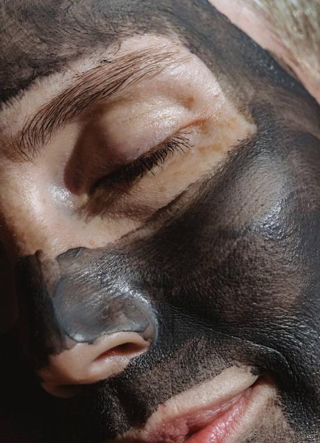 Imagen - Modelo con mascarilla de carbñon activo