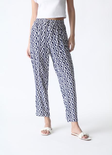 Imagen - Pantalón estampado geométrico de Lefties. Foto: Lefties.