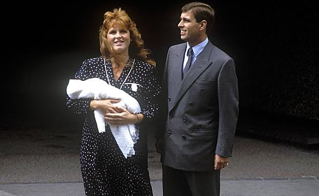 Sarah y Andres presentan a su hija.