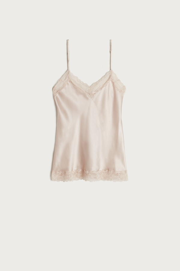 Para las que buscan el estilo lencero y el color perla de doña Letizia, tienen que fichar el top de Intimissimi con encaje y tirantes. Cuesta 45,90 euros.