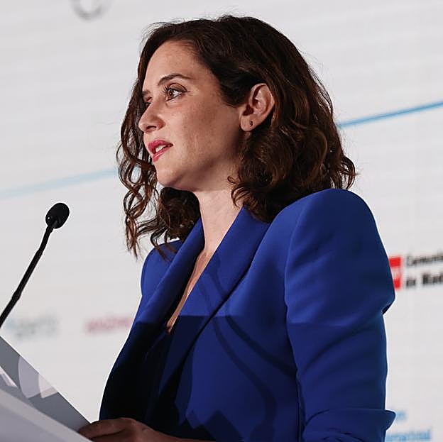 Hemos encontrado en la nueva colección de Sfera el traje favorito (y más favorecedor) de Isabel Díaz Ayuso