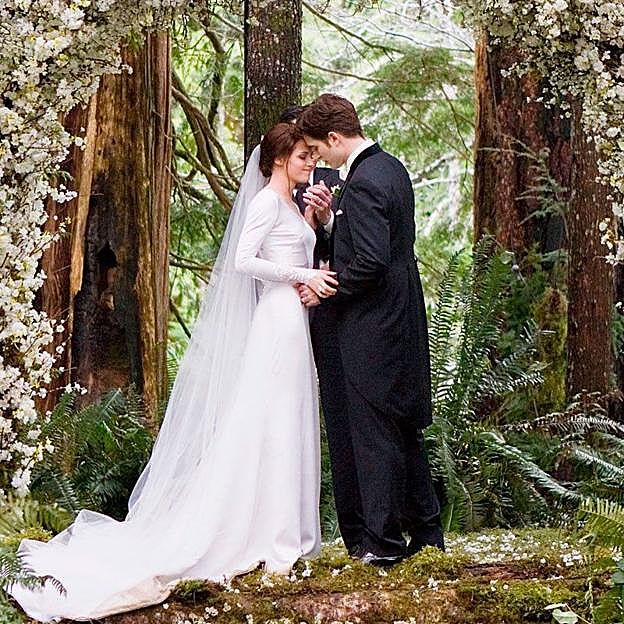 Imagen principal - Fotogramas de la escena de la boda de la saga Crepúsculo. / D.R.