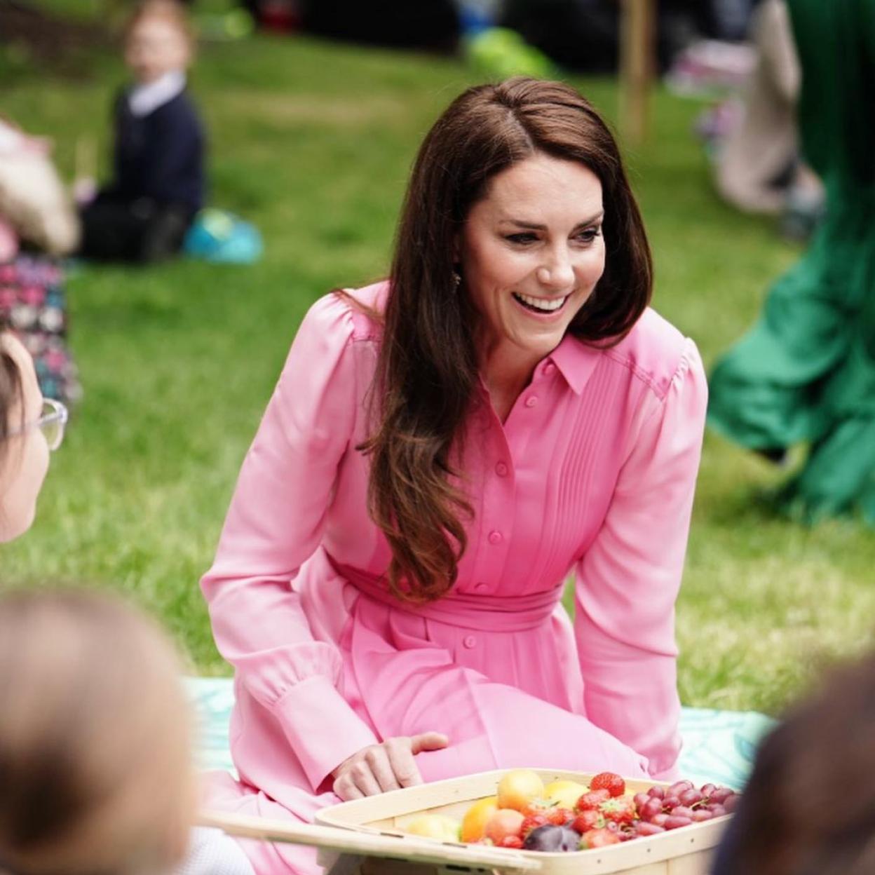 Kate Middleton con vestido rosa.