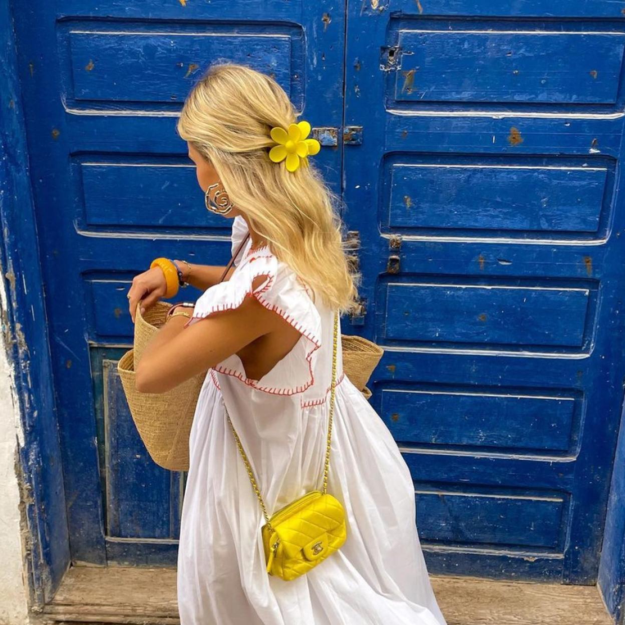 Una influencer con una pinza flor.