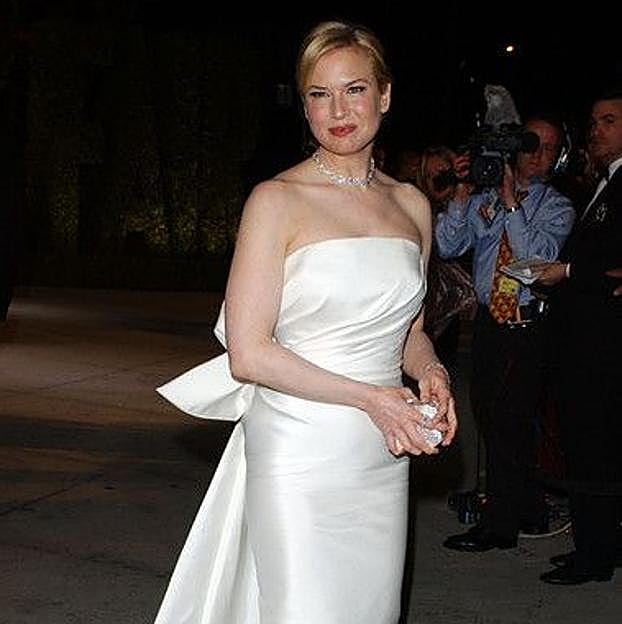 Imagen principal - Renée Zellweger en los Oscar 2004 con un vestido de Carolina Herrera.