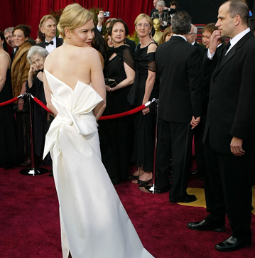 Imagen secundaria 1 - Renée Zellweger en los Oscar 2004 con un vestido de Carolina Herrera.