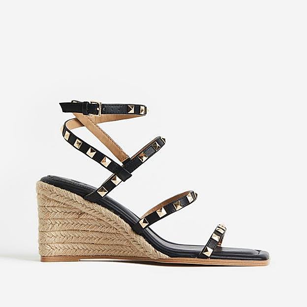 Alpargatas de cuña con tachuelas en las tiras de H&M (44,95 euros).