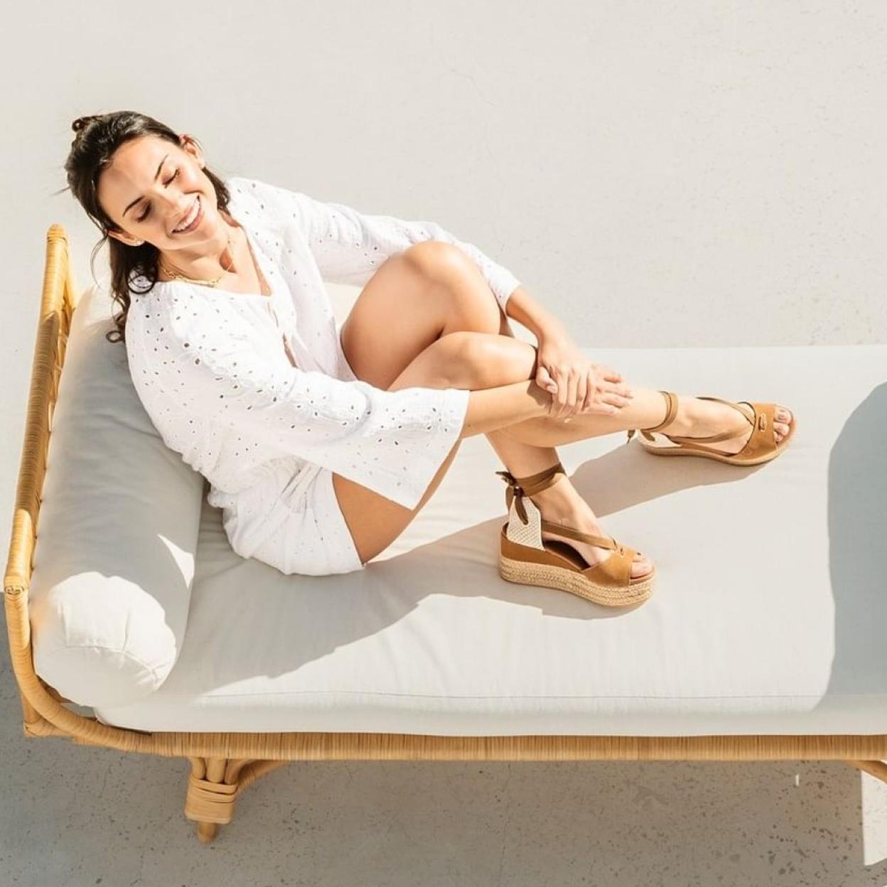 Una mujer con alpargatas.