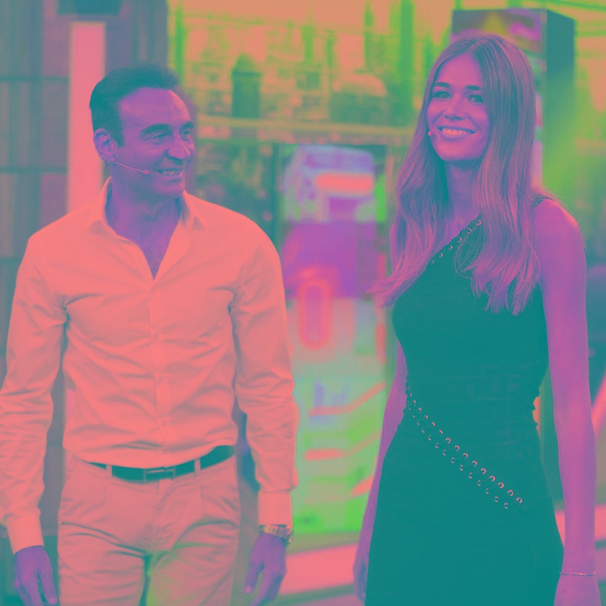 Enrique Ponce mira arrobado a su novia, la estudiante de Derecho Ana Soria, en su estelar aparición en El Hormiguero. 