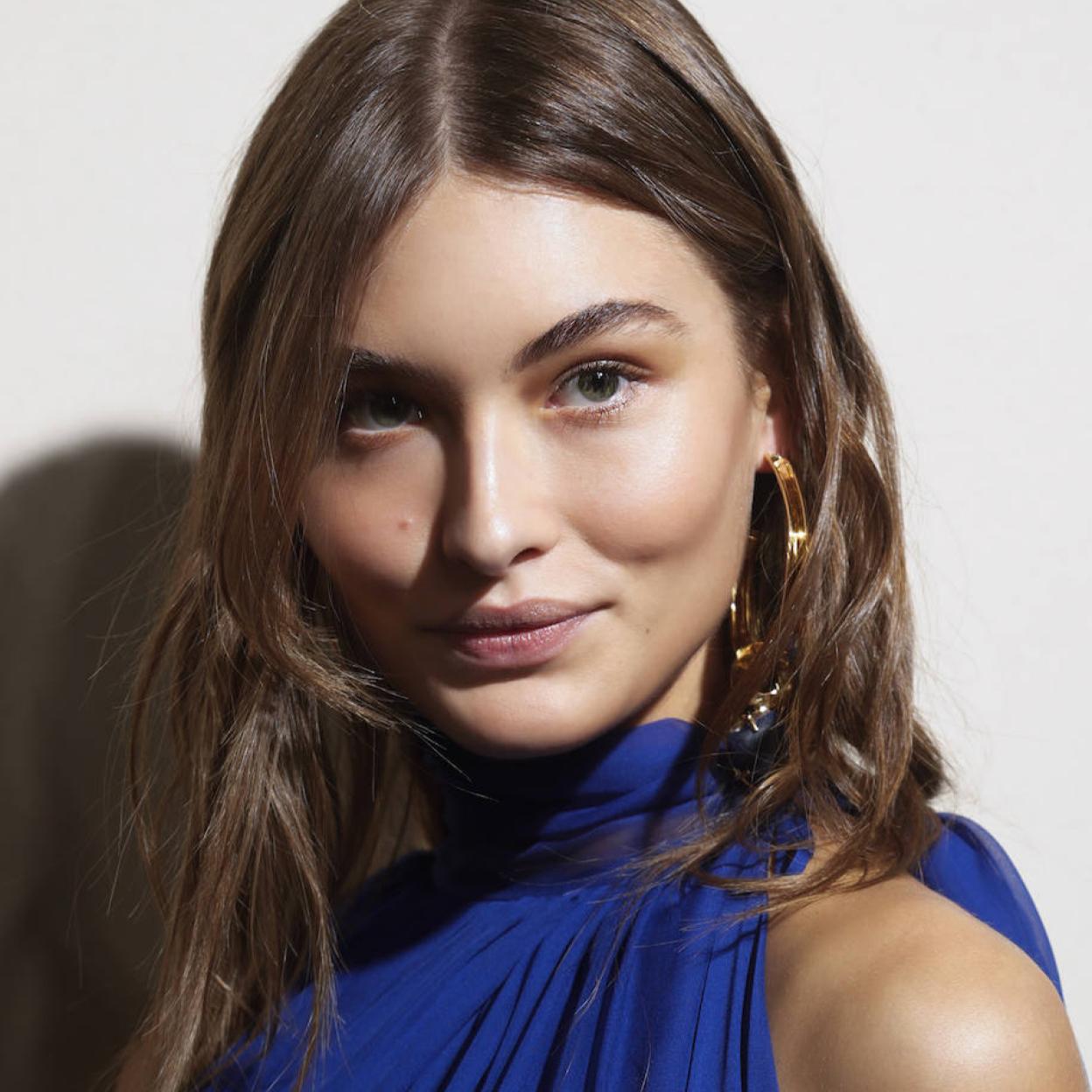 Modelo con piel joven y elástica