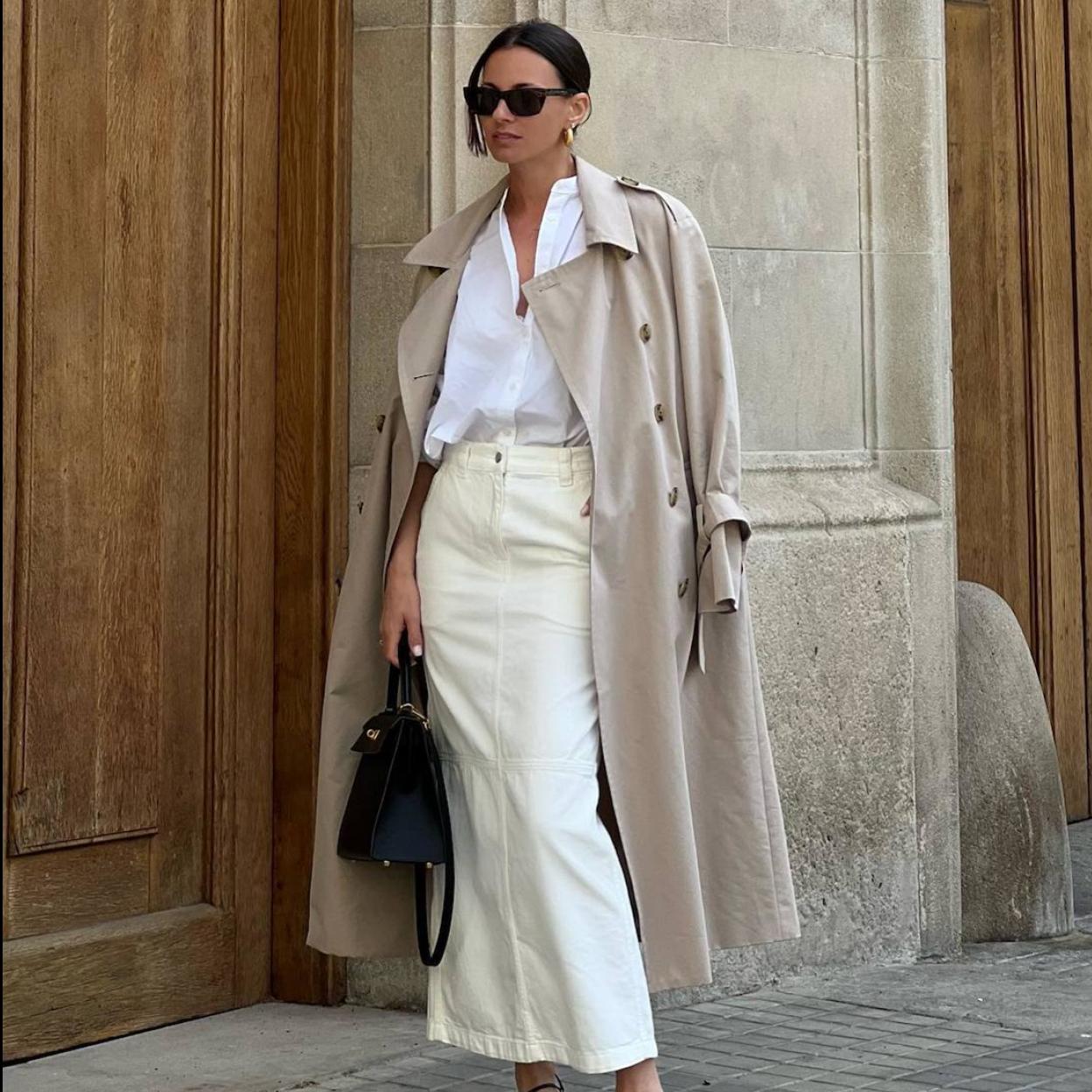 La influencer lleva una falda vaquera blanca en tendencia