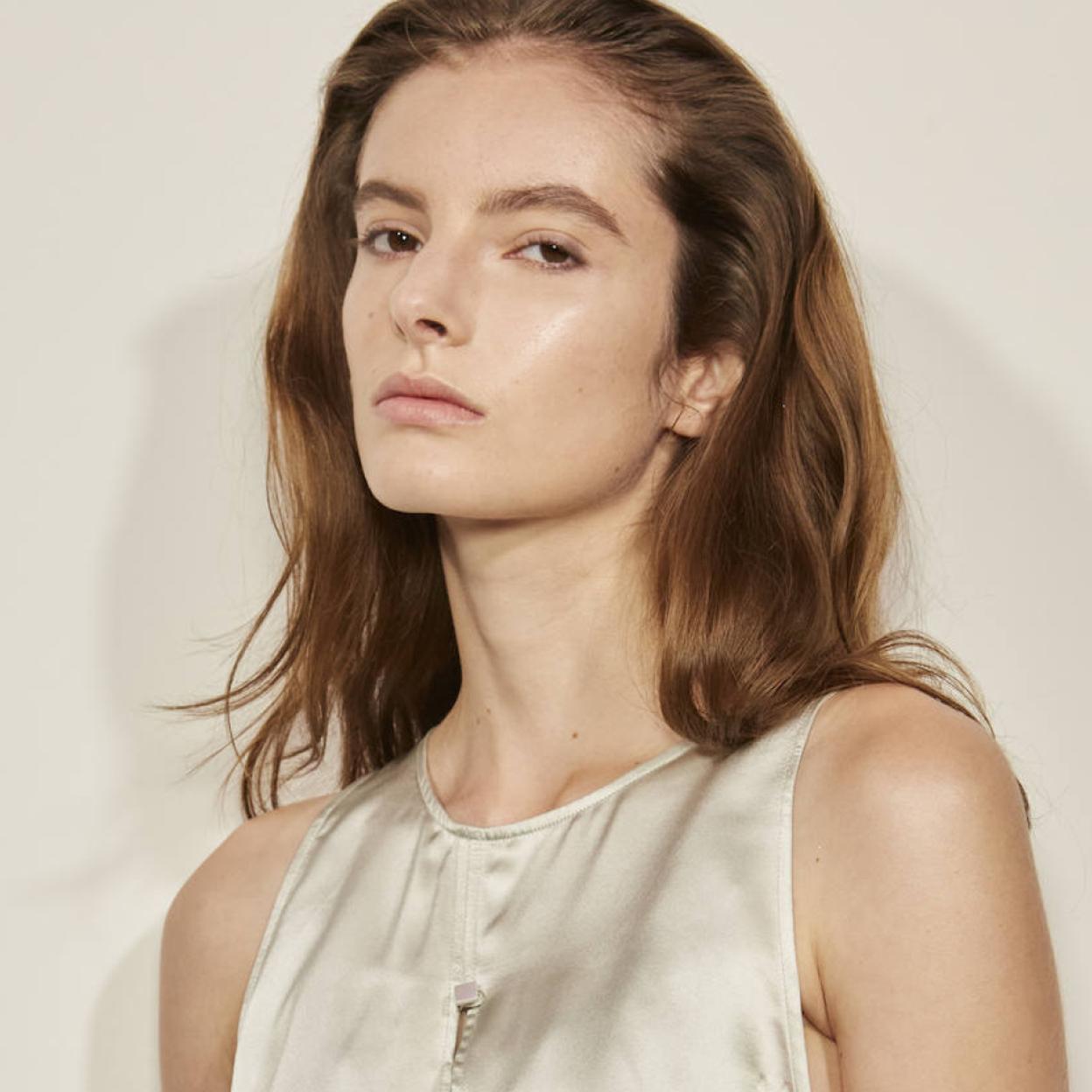 Modelo con piel grasa