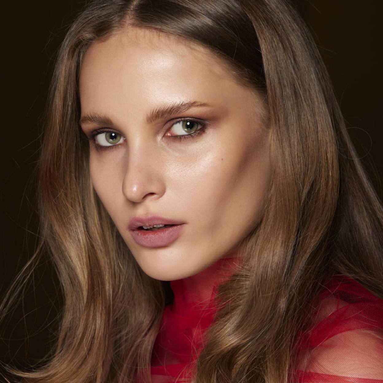 Modelo con piel y cabello luminosos