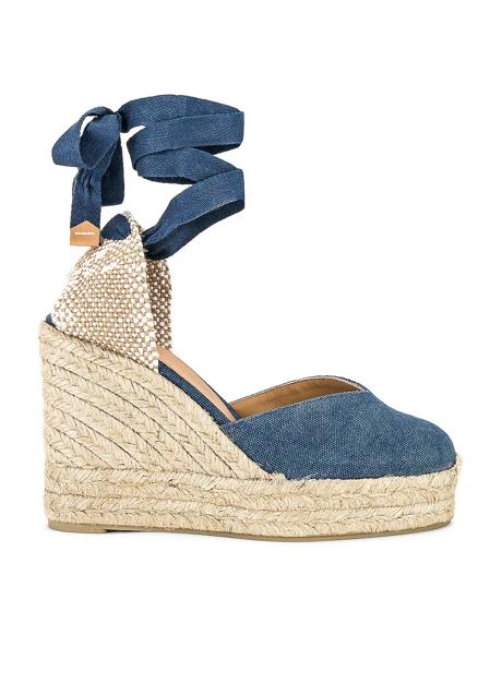 Imagen - Alpargatas con cuña alta y tejido denim de Castañer. Foto: Castañer.