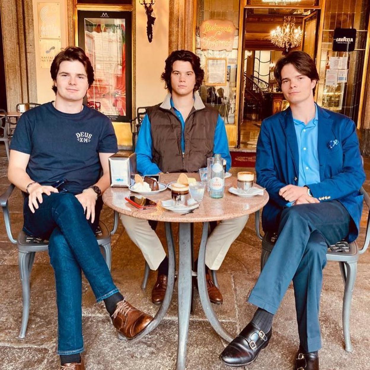 Hermanos Blanch Martínez-Bordiu en una cafetería