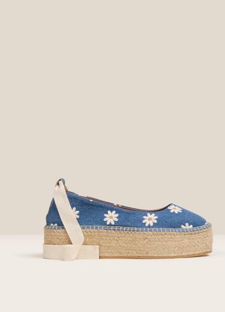 Imagen - Alpargata con cuña de plataforma y tejido denim con flores bordadas de Gaimo. Foto: Gaimo.