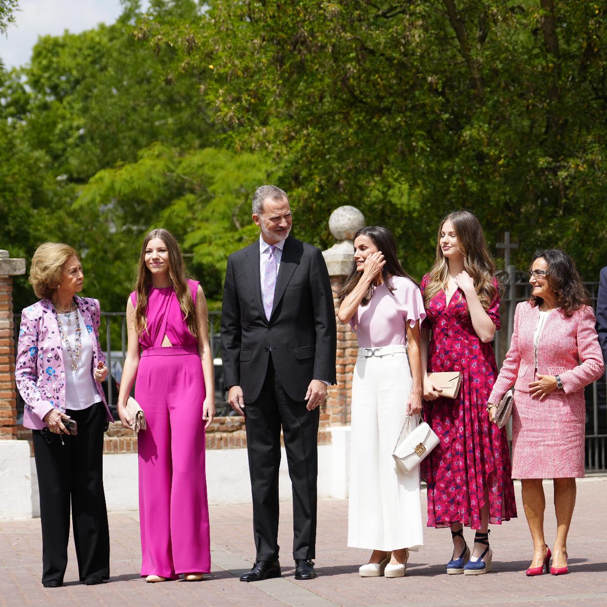 La foto de familia de la confirmación de la infanta Sofía, con la princesa Leonor junto a su abuela materna, Paloma Rocasolano. 
