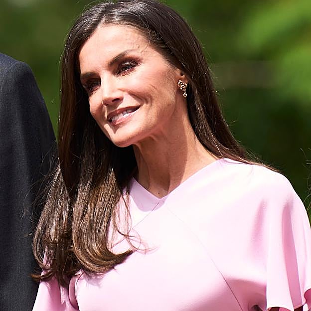 La reina Letizia, impecable en la confirmación de la infanta Sofía: alpargatas cómodas y pantalones blancos en un look elegante
