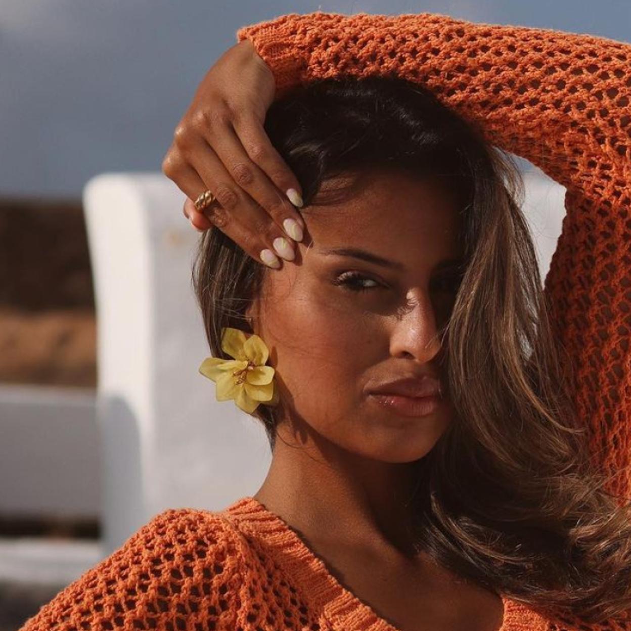 Una mujer con accesorio flor de Parfois.