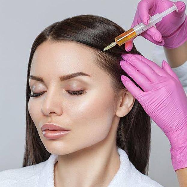 Mujer en tratamiento de mesoterapia para la caída del pelo