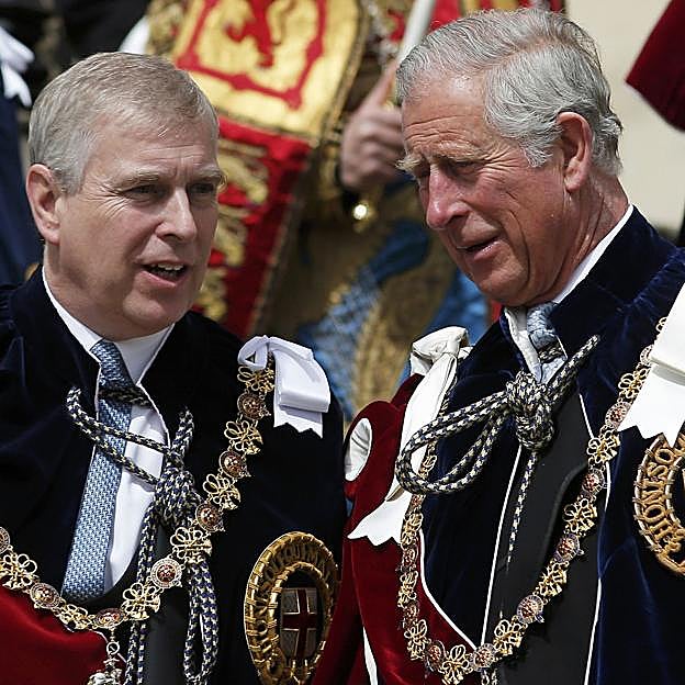 El príncipe Carlos junto a su hermano, el rey Carlos III.