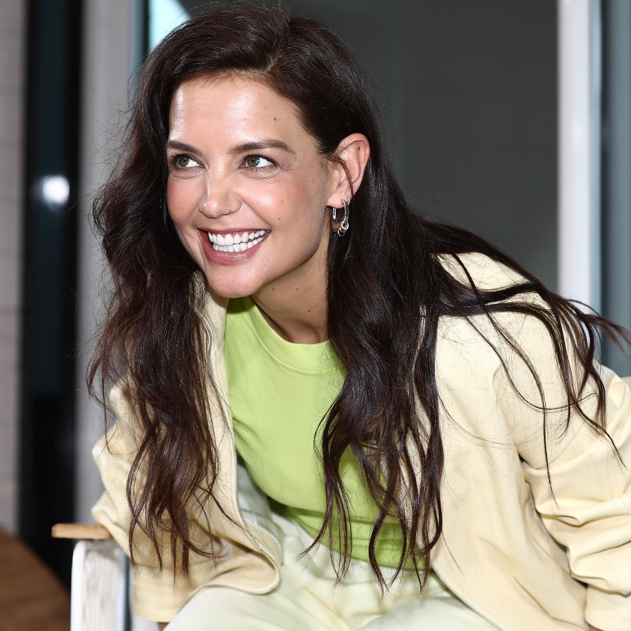 Katie Holmes, muy sonriente.