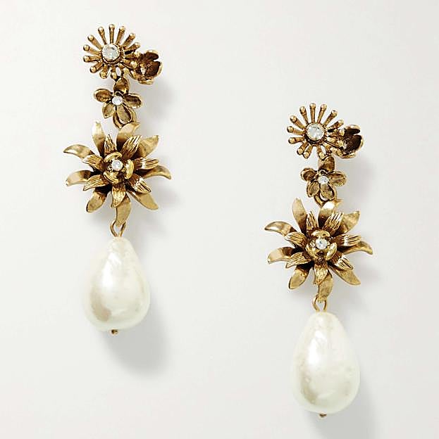 Imagen principal - Pendientes con detalle de perlas de Oscar de la Renta, collar clásico de Majorica y collar con detalles en negro y oro de Uno de 50.