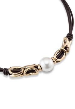 Imagen secundaria 2 - Pendientes con detalle de perlas de Oscar de la Renta, collar clásico de Majorica y collar con detalles en negro y oro de Uno de 50.