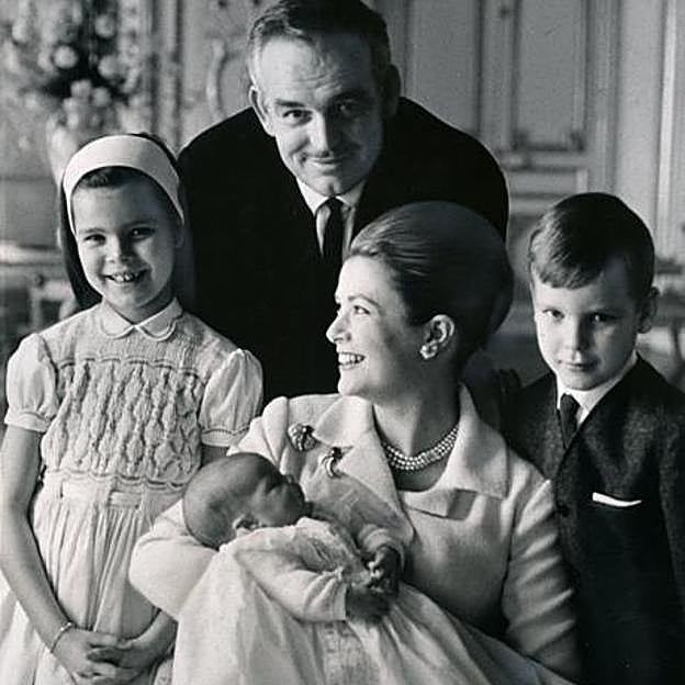 La fmailia real del Mónaco al completo en los años 60.