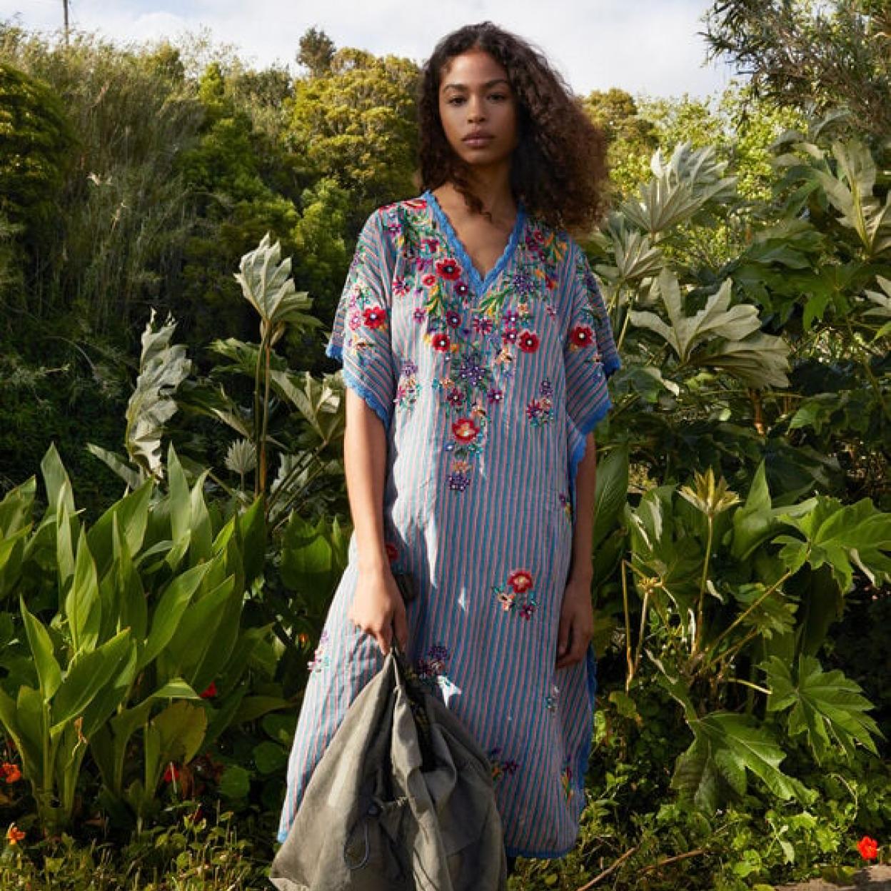 Vestidos midi, bolsos de rafia, sandalias metalizadas, tops de punto y muchas otras prendas que tienes que tener en cuenta. 