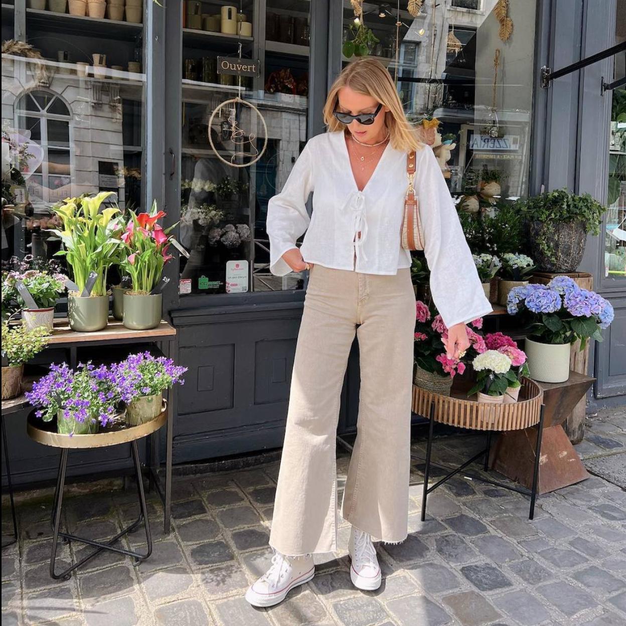 La influencer lleva una blusa con cierre de lazada