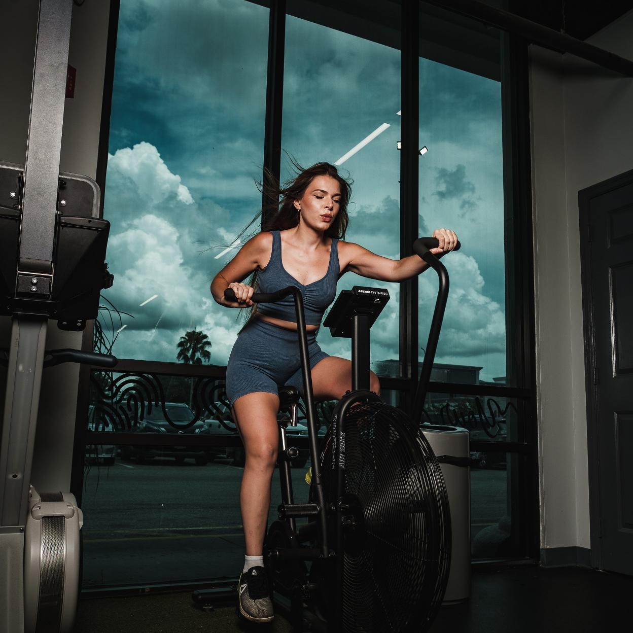 Mujer en la elíptica