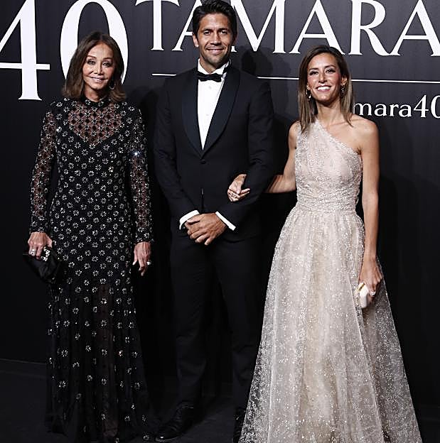 Isabel Preysler, junto a su hija Ana Boyer, y su yerno, Fernando Verdasco, en la fiesta de cumpleaños de Tamara Falcó. 