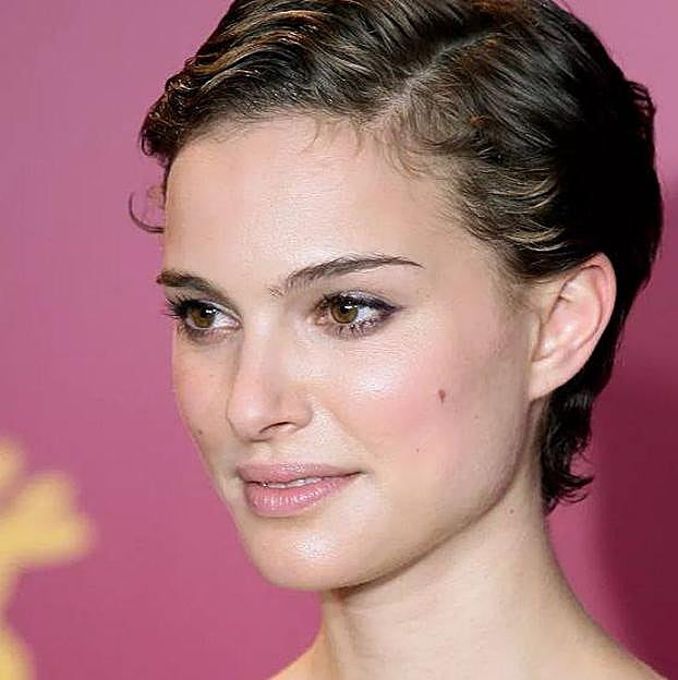Natalie Portman con peinado Bixie en tendencia para 2023