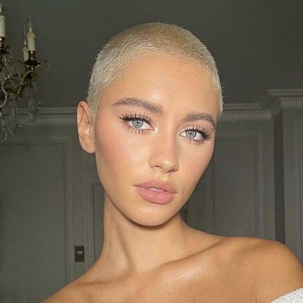 Iris Law con corte de pelo moderno Buzz