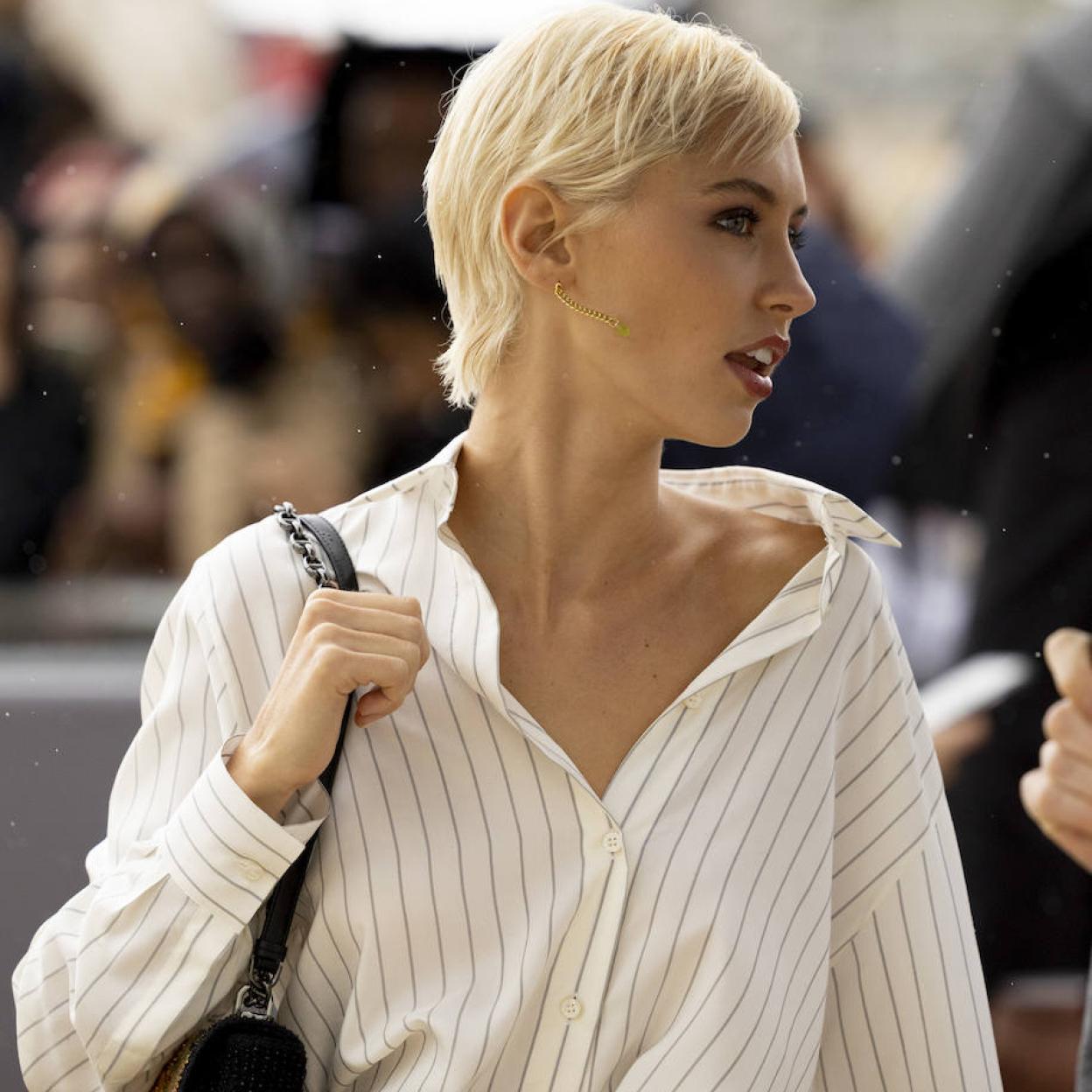 Influencer con corte de pelo moderno tipo pixie