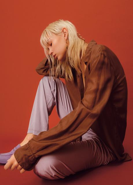 Imagen - Camisa sastre y pantalón de Dries Van Noten, mocasines de Geox y pendiente de Elisabetta Franchi.