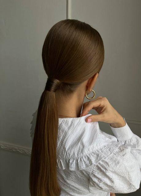 Imagen - Peinado de coleta baja para pelo largo