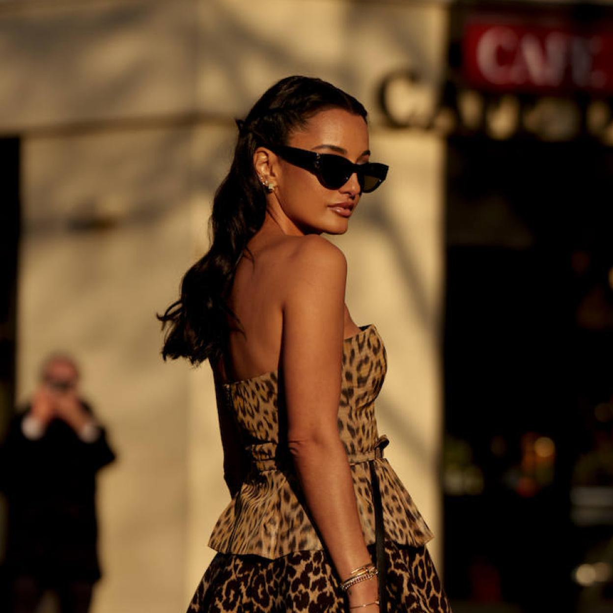 Amina Muaddi con peinado para pelo largo fácil y en tendencia