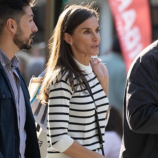 La reina Letizia, escapada de incógnito a la Feria del Libro con bailarinas, vaqueros y camiseta de rayas: así es su look cómodo y anónimo