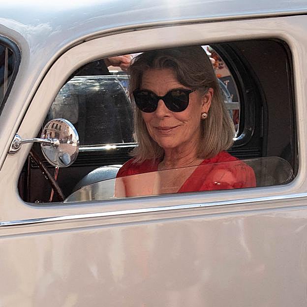 El espectacular y favorecedor vestido rojo con el que Carolina de Mónaco ha sido la más elegante en el homenaje al príncipe Rainiero